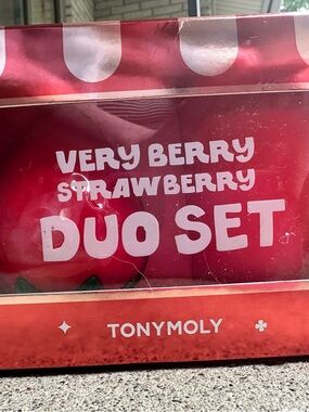 Very Berry Strawberry Duo Set - Red Tony Moly- lotion and candle